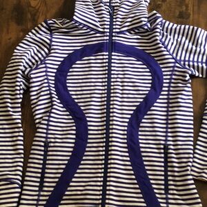 Lululemon striped size 8 sweatshirt fitted material high collar full zip